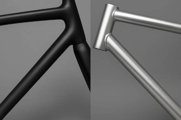 Detail van een carbon en aluminium racefietsframe naast elkaar.
