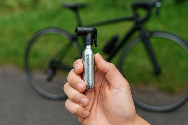 CO2-pompje met patroon bij racefiets