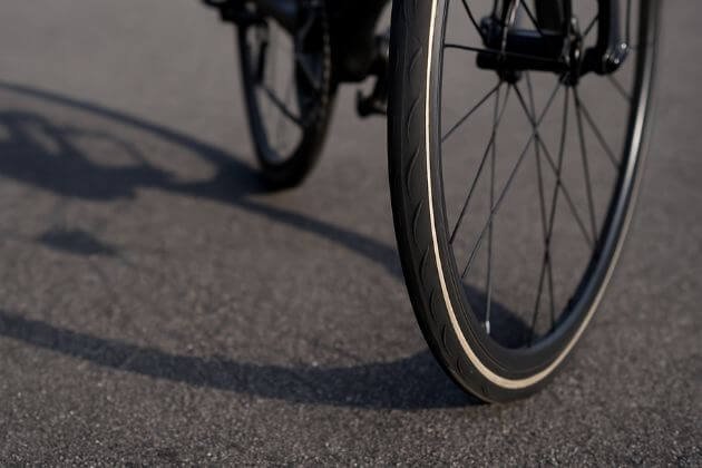 Racefietsband op strak, egaal asfaltoppervlak