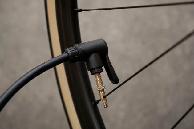 Close-up van fietspomp op Presta-ventiel